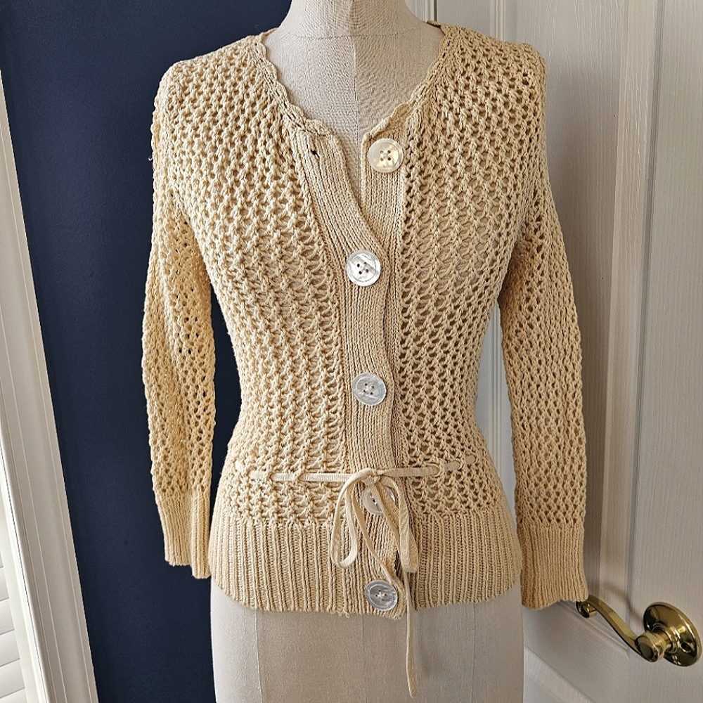 VGUC Banana Republic muted gold open weave sweater with buttons & tie belt.